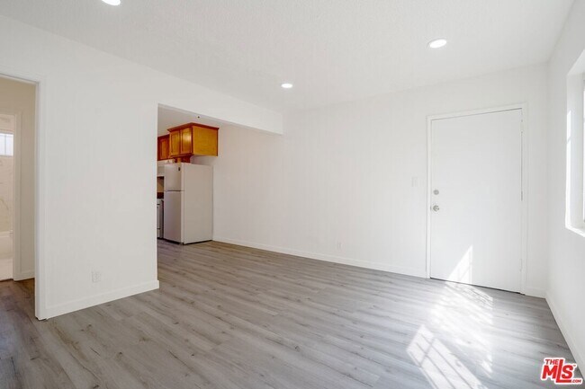 Building Photo - 241 W 84th St