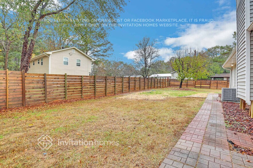 Building Photo - 565 Lakeridge Cir SE