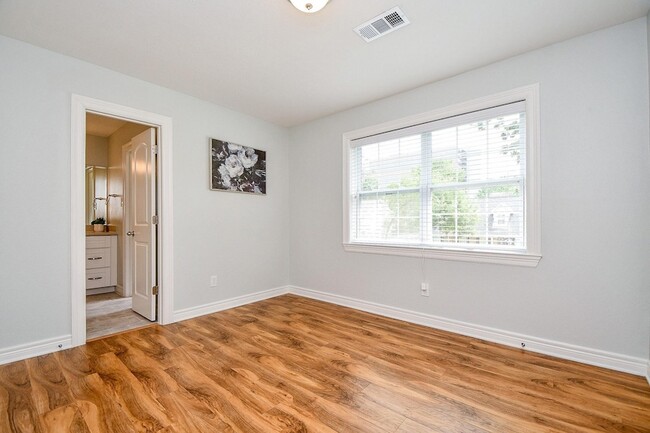 Building Photo - 707 Thistlewood Dr