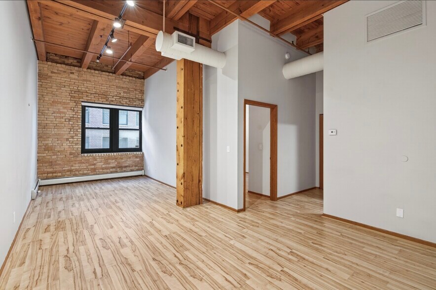 Building Photo - 400 N 1st St