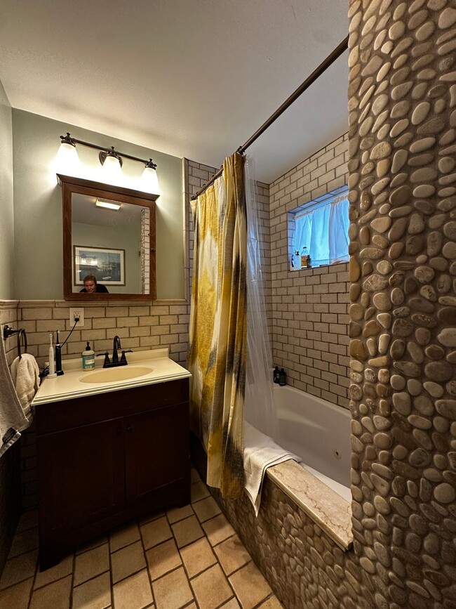 Building Photo - Spacious 3 Bed | 2 Bath in Prime Somerville Location with 2 parking!