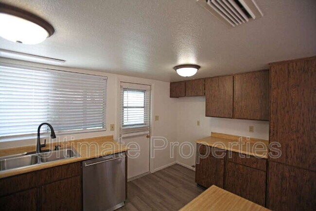 Building Photo - 5339 W Sunnyside Dr