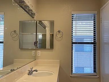 Building Photo - "Charming 2-Bed, 2-Bath Retreat in the Heart of Santa Clara!"