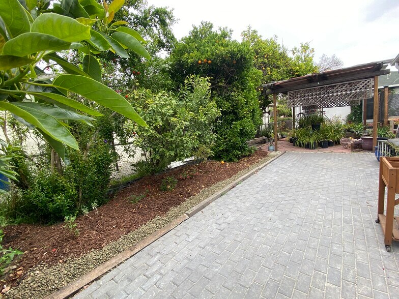 Building Photo - 3047 Edgehill Dr
