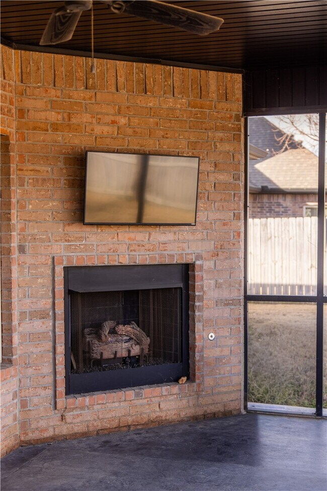 Building Photo - 6101 W Woodbine Dr