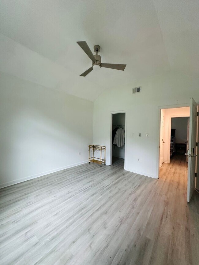 Building Photo - 103 Meadow Creek Dr