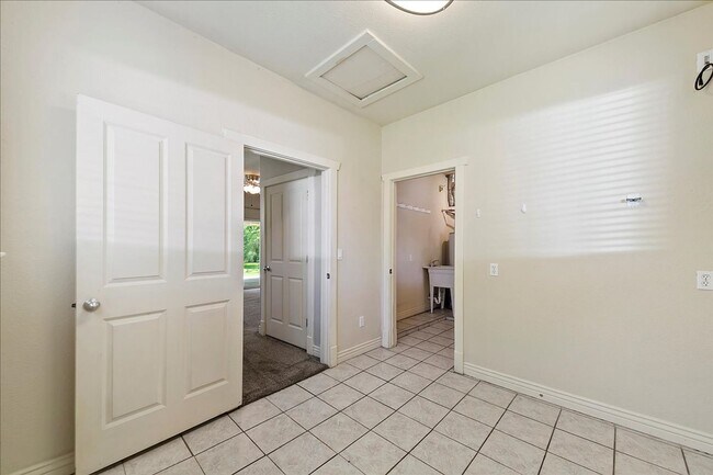 Building Photo - North End corner lot with garden and TONS ...