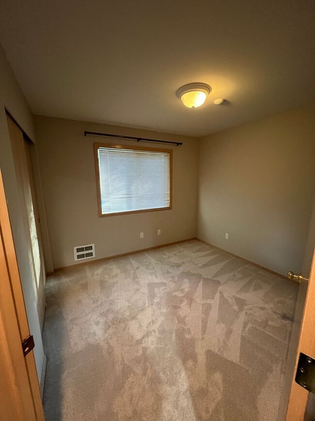 Building Photo - Charming 2 Bedroom Condo minutes from I5 a...