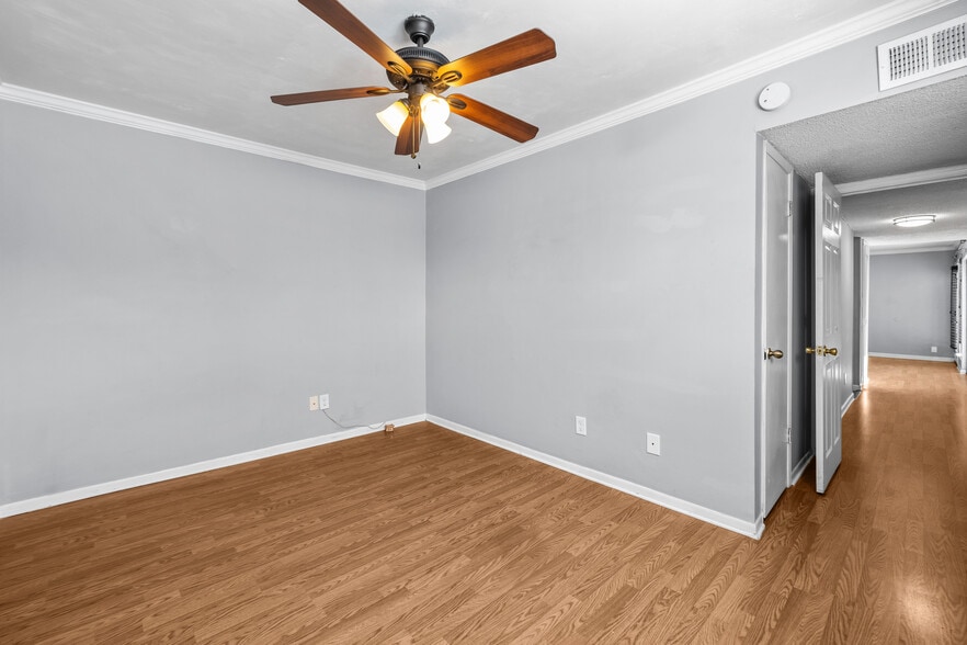 Building Photo - 3350 Altamont S