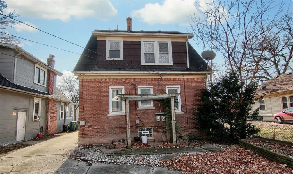 Building Photo - 372 W Bennett Ave