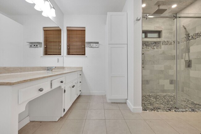 Building Photo - Charming 3/2 in Scenic Helotes, TX