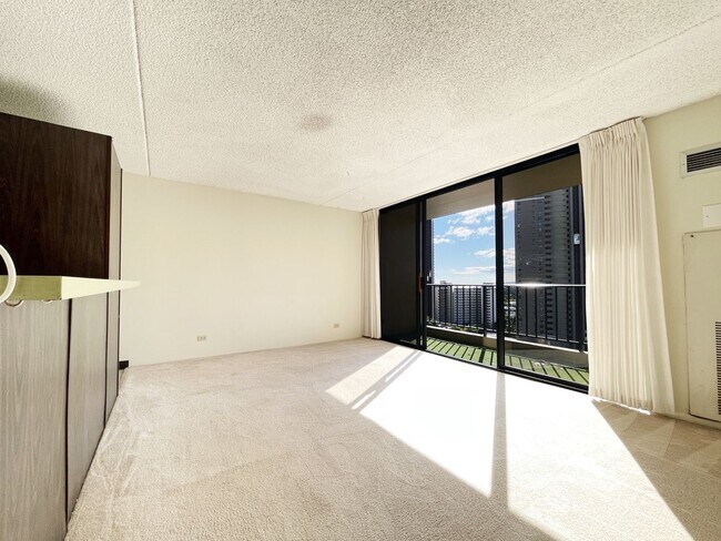 Building Photo - Downtown Waikiki 1/1 with Central A/C.  Re...