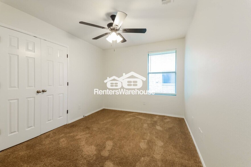 Building Photo - 1096 Oakbrook St