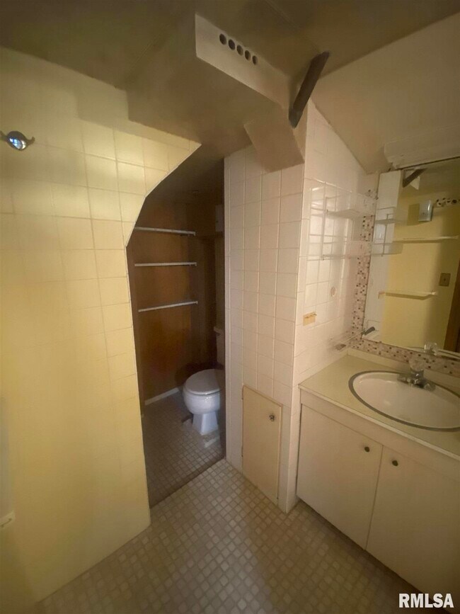 Building Photo - 2733 E 18th St