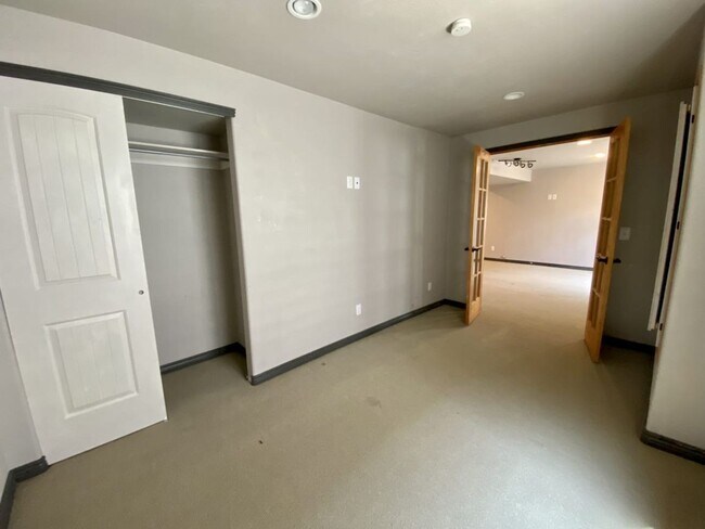 Building Photo - Spacious 4 bed 3.5 Bath in Maple Hill!