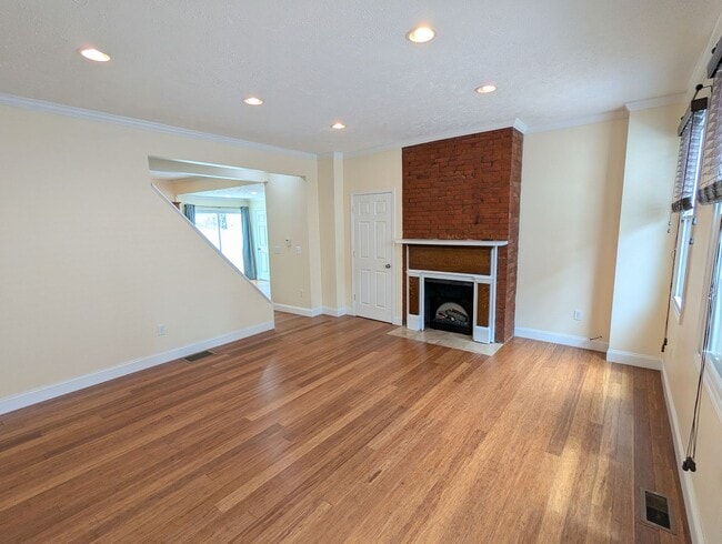 Building Photo - Spacious 2 Bedroom, 2.5 Bathroom Single Fa...