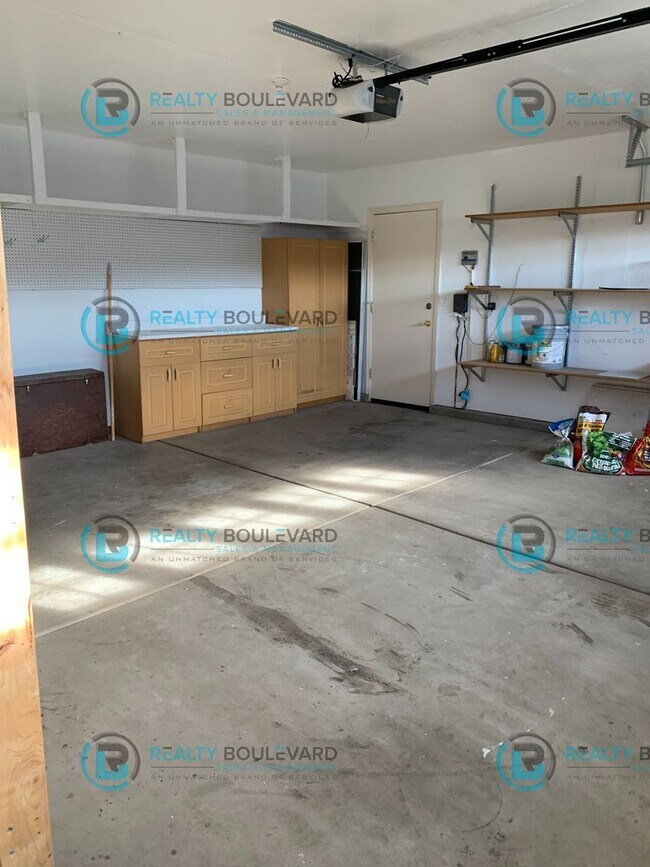 Building Photo - Beautiful 3 Bedroom, 2Bath, 3 Car Garage home in South Reno With Large Back Yard and Hot Tub!