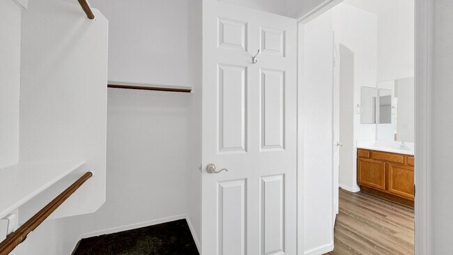 Building Photo - Clean and Cozy home in desirable area!