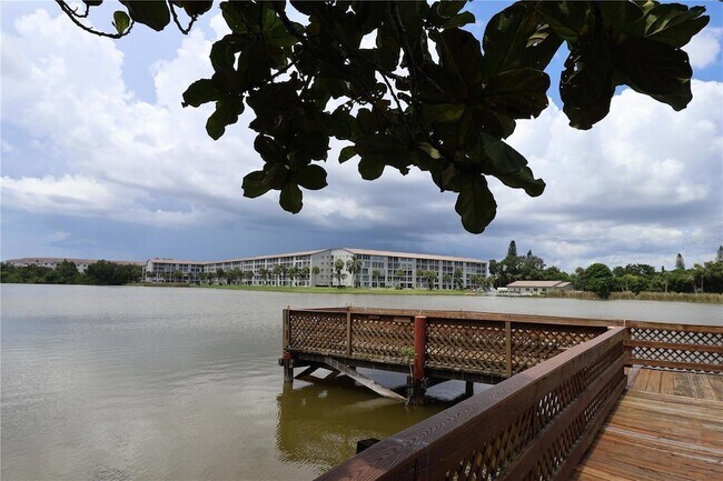 Building Photo - 3737 Lake Bayshore Dr