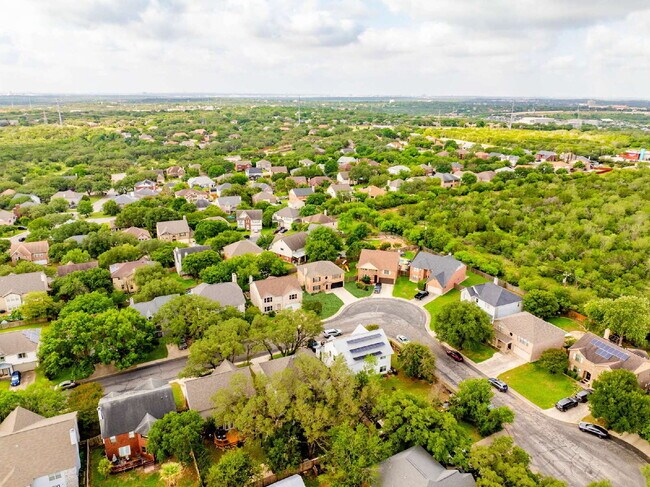 Building Photo - Spacious & Thoughtfully Updated 4-Bedroom ...