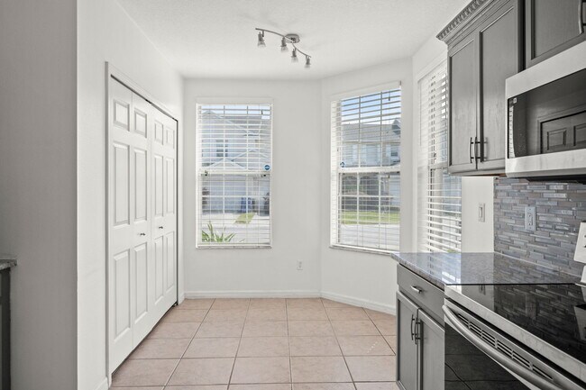 Building Photo - 9720 Carlsdale Dr