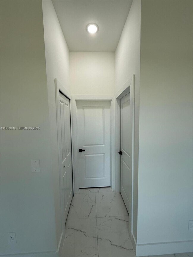 Building Photo - 1121 Florence St E