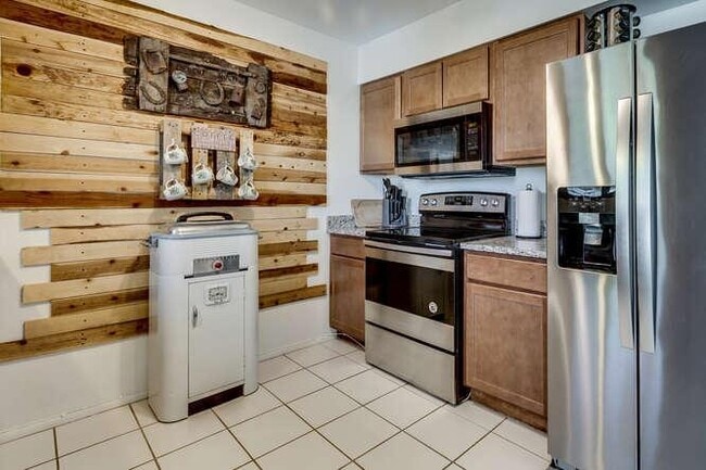 Building Photo - 12602 N 105th Ave