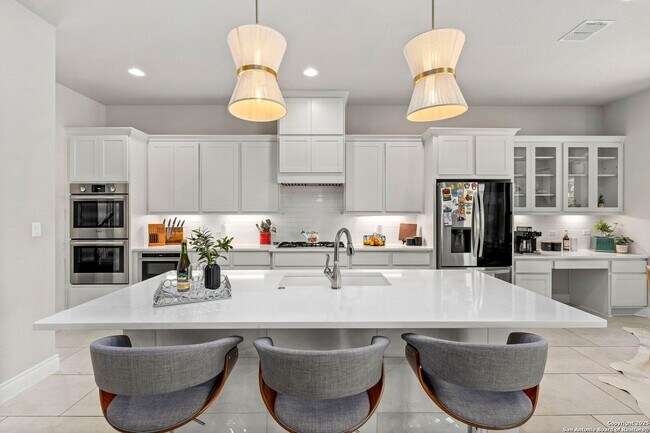 Building Photo - Charming Home Awaits: Spacious & in a Prime Location