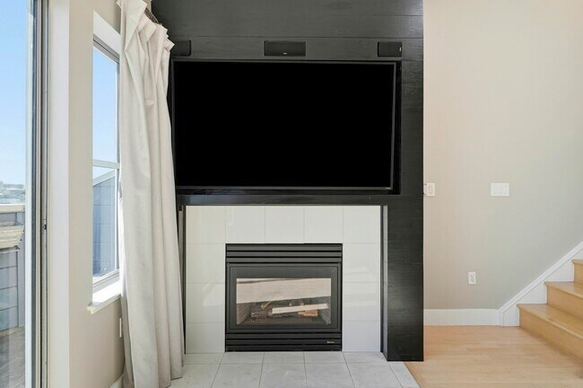 Building Photo - 588 S Van Ness Ave