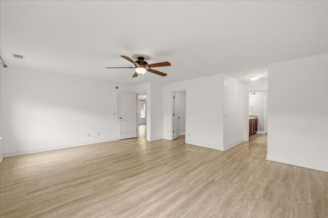 Building Photo - Spacious 5-Bedroom Home with Screened Patio & Private Fenced Yard in Guyton