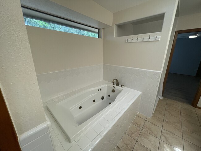 Building Photo - 1214 Timber Bay
