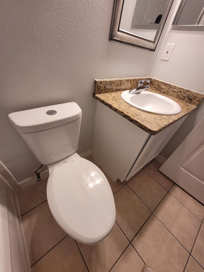 Building Photo - Amazing Renovated 4 bed 3 bath in Davenport