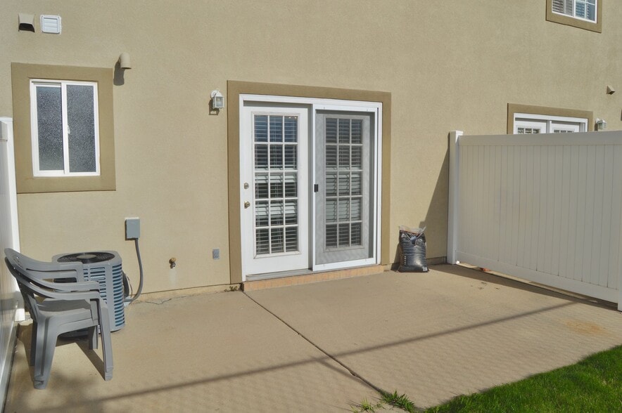 Building Photo - 1527 Talon Dr