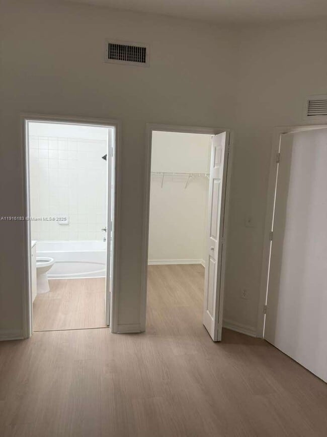 Building Photo - 1300 SE 31st Ct