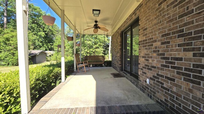 Building Photo - 201 Quail Run Dr