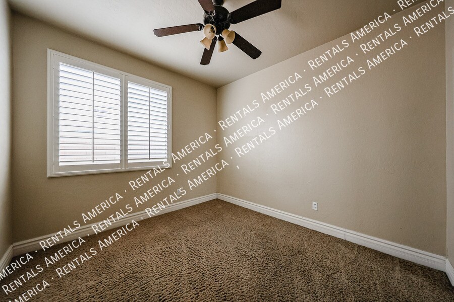 Building Photo - 2211 W Olive Way