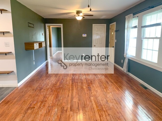 Building Photo - 827 Woodmore Ln