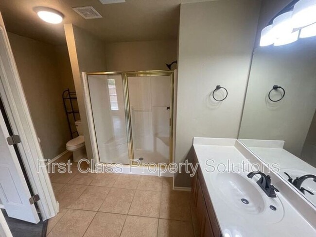 Building Photo - 400 N Willowood Dr