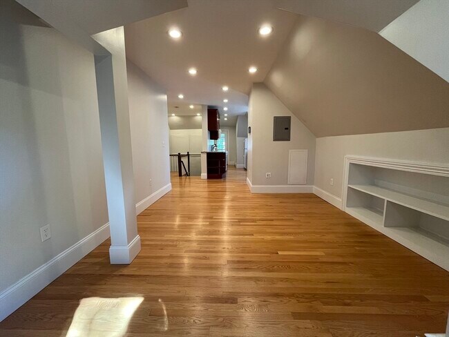Building Photo - 90 Lyndhurst St