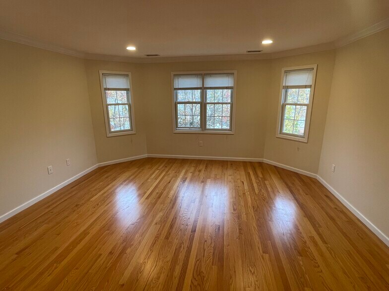 Building Photo - 292 Hemlock Ter