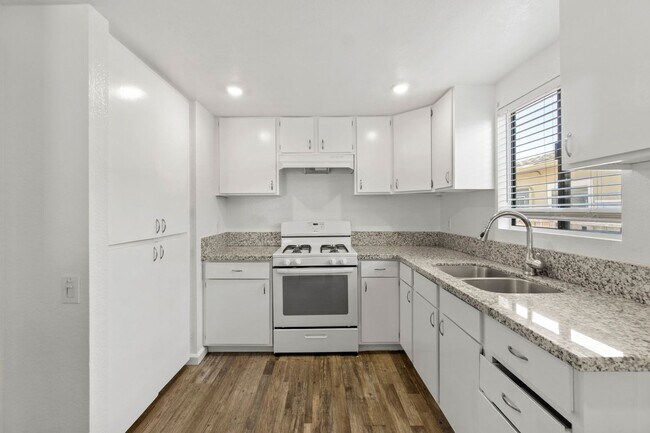 Building Photo - 130 E 21st St