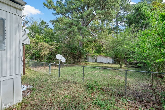 Building Photo - MOVE IN SPECIAL HALF OFF FIRST MONTHS RENT