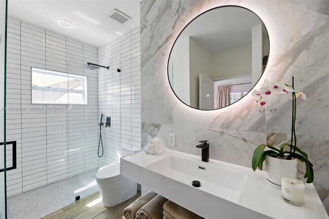 Building Photo - 1363 Biarritz Dr