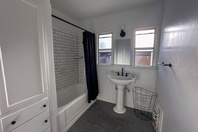 Building Photo - 2431 Walgrove Ave