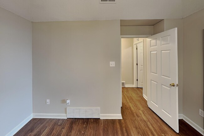 Building Photo - 1071 Red Fern Cir W