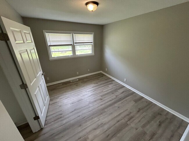 Building Photo - 3br 1.5 BA with fence