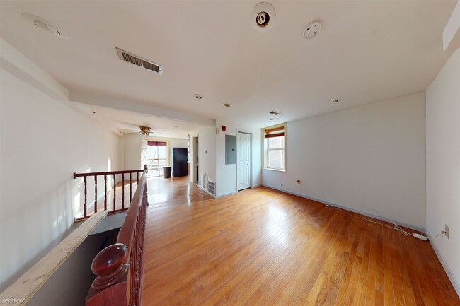 Building Photo - 1 br, 1 bath Triplex - 2122 RACE ST Unit 3