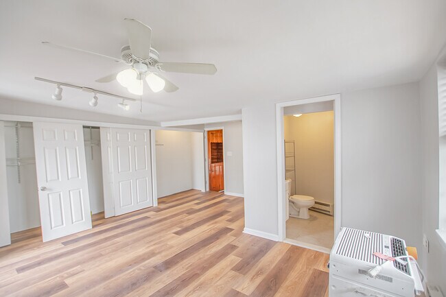 Building Photo - 2553 E Somerset St