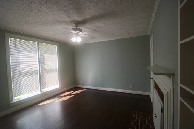 Building Photo - For Lease - 3 Bed, 1.5 Bath, 1600sqft, Sin...
