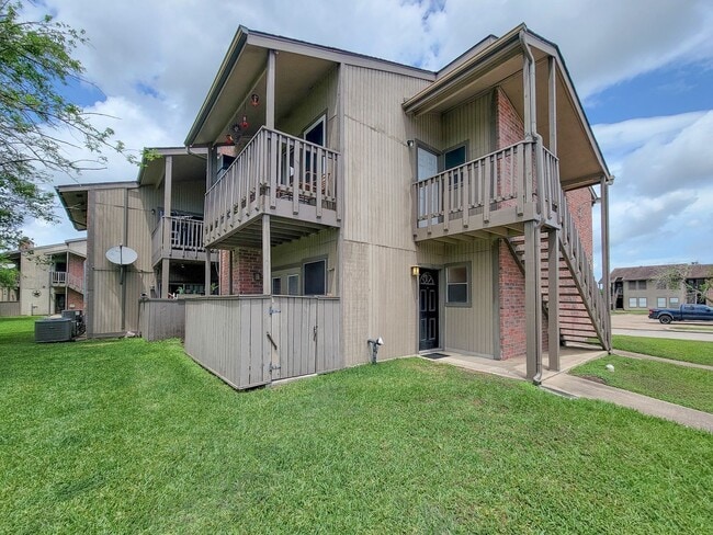 Building Photo - This corner unit is great because being on the end unit is more private and there are no condo's ...